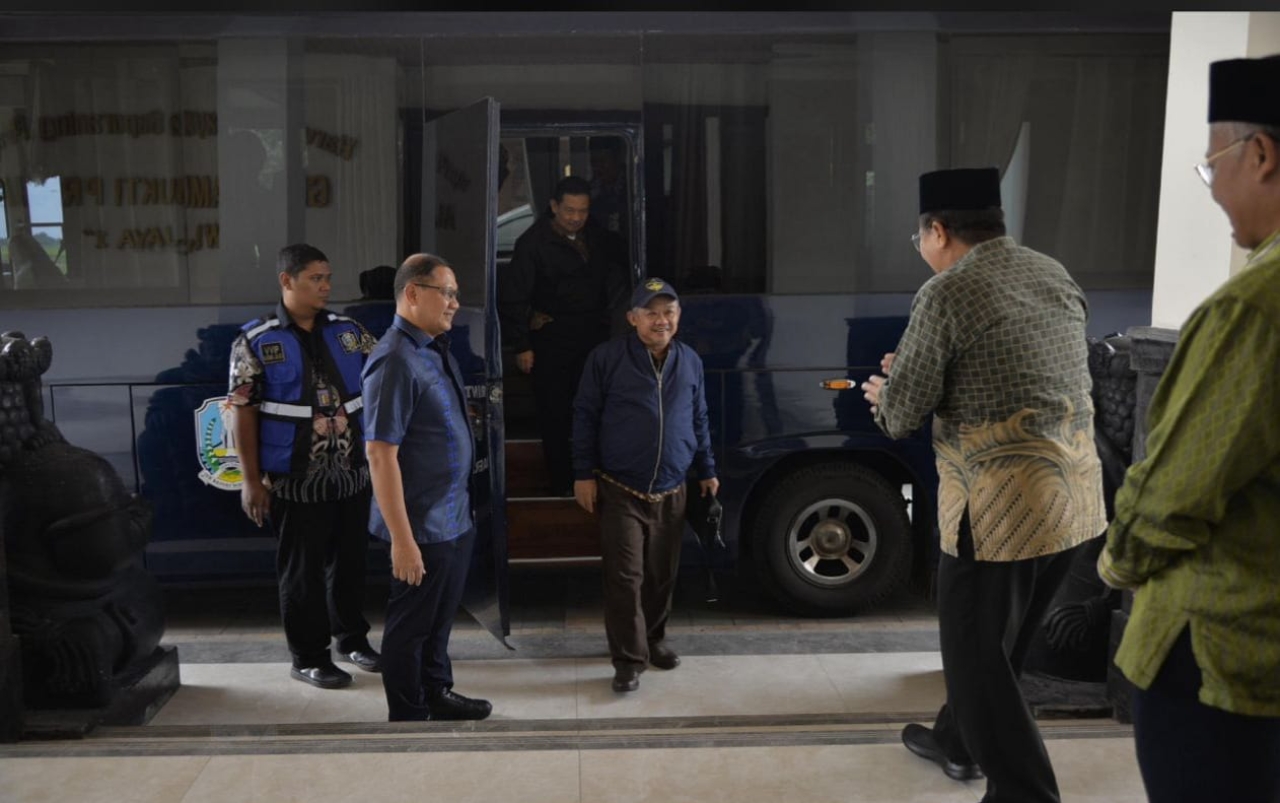 Mendikdasmen Abdul Mu’ti Tinjau Distribusi Buku dan Revitalisasi Sekolah di Jawa Timur