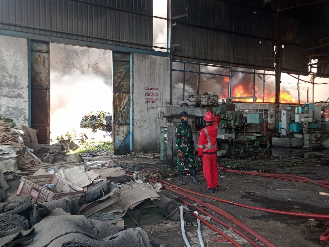 Kebakaran Gudang Eks PT New Era, Babinsa Bersama Petugas Gabungan Lakukan Penanganan