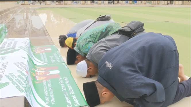 <p><strong>Sebanyak 5 orang koordinator ASRI melaksanakan sujud syukur di halaman Masjid Islami Center Syekh Abdul Manan, Kabupaten Indramayu. Rabu, (02/08).</strong></p>