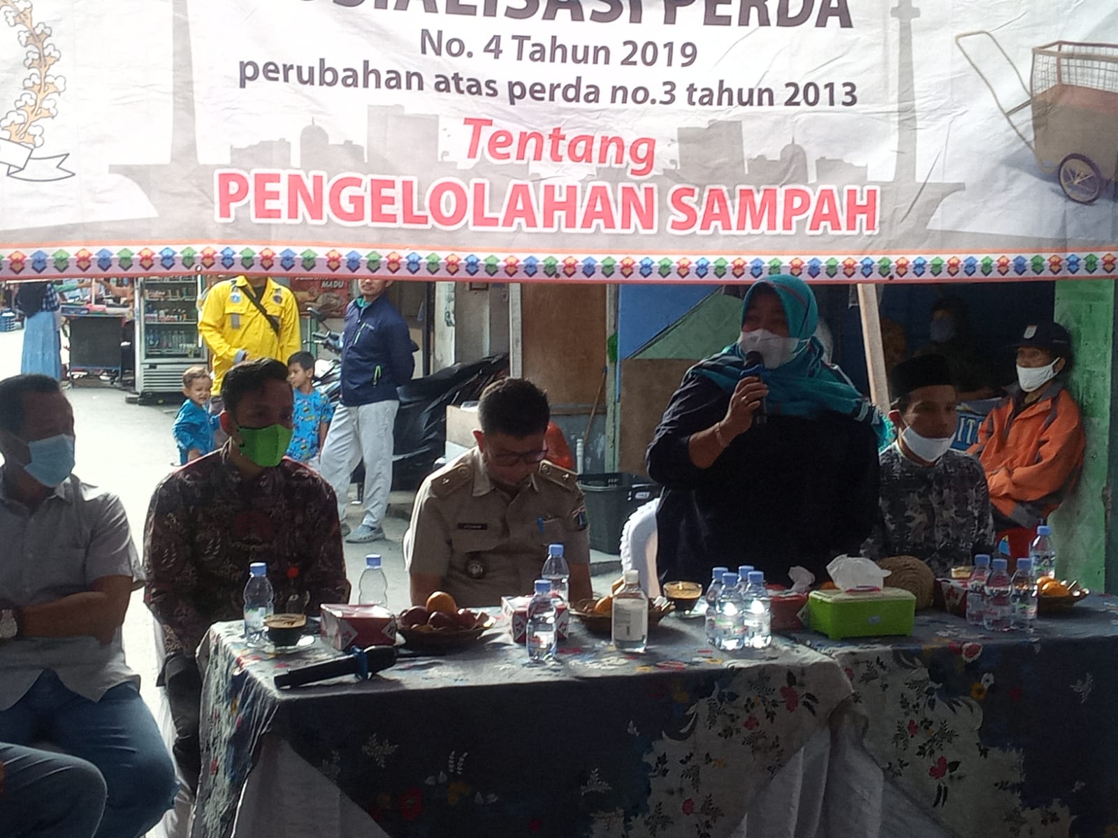 Neneng Hasanah saat menggelar sosialisasi Perda Sampah di Kepulauan Seribu. (Foto: dok. Hinews)