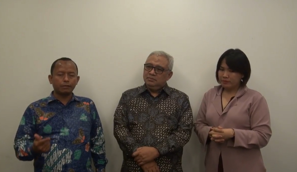  Edy Haryanto (kiri)