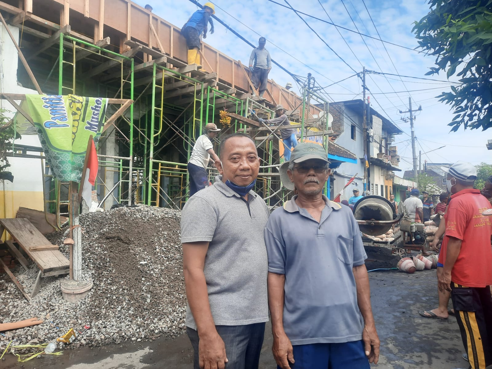 Kapten Laut (Purn) Kumpul Suhada, S.Pd. (kiri) bersama warga