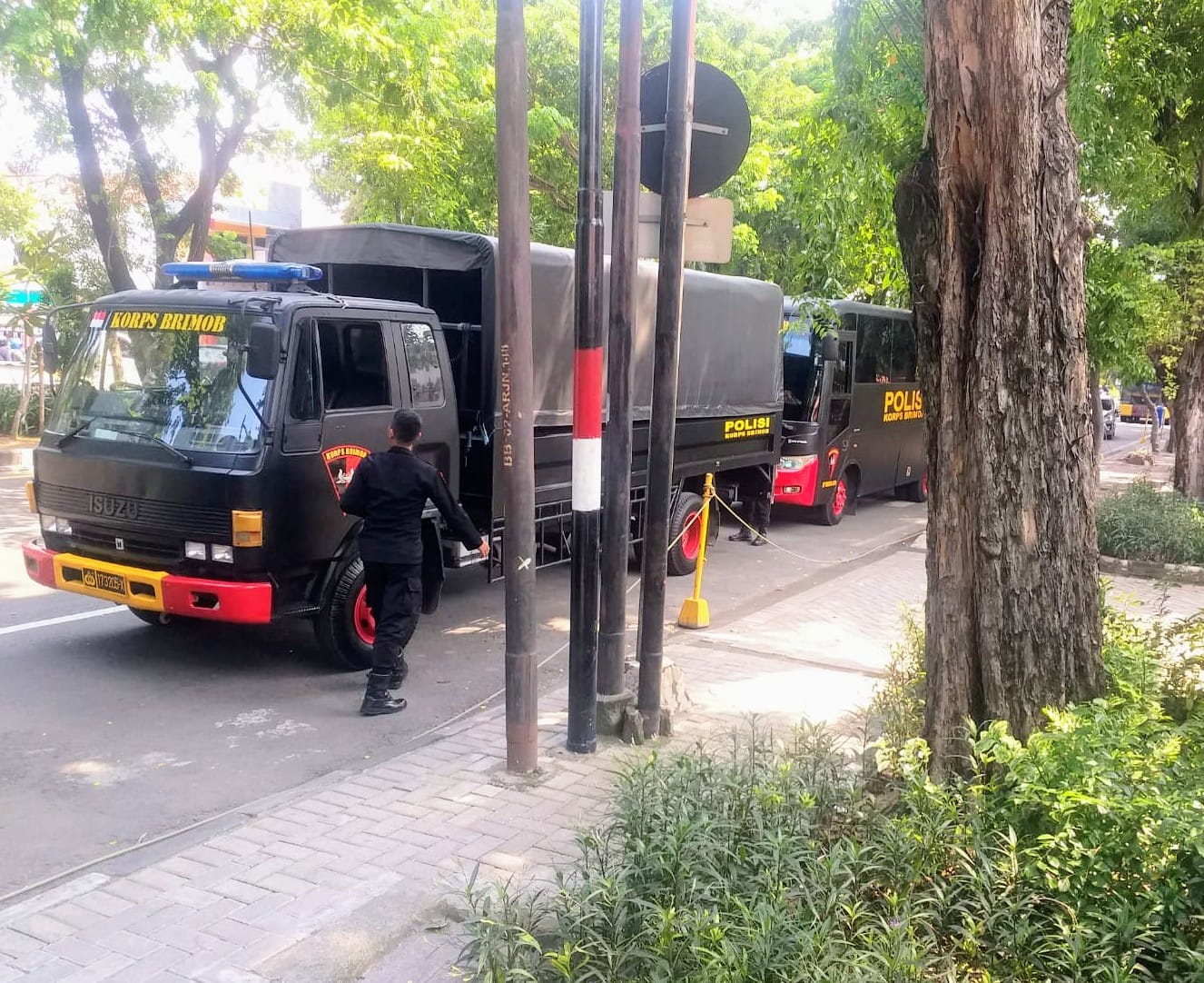 Jelang Sidang Perdana Kanjuruhan, Personil Brimob Polda Jatim Mensterilkan PN Surabaya