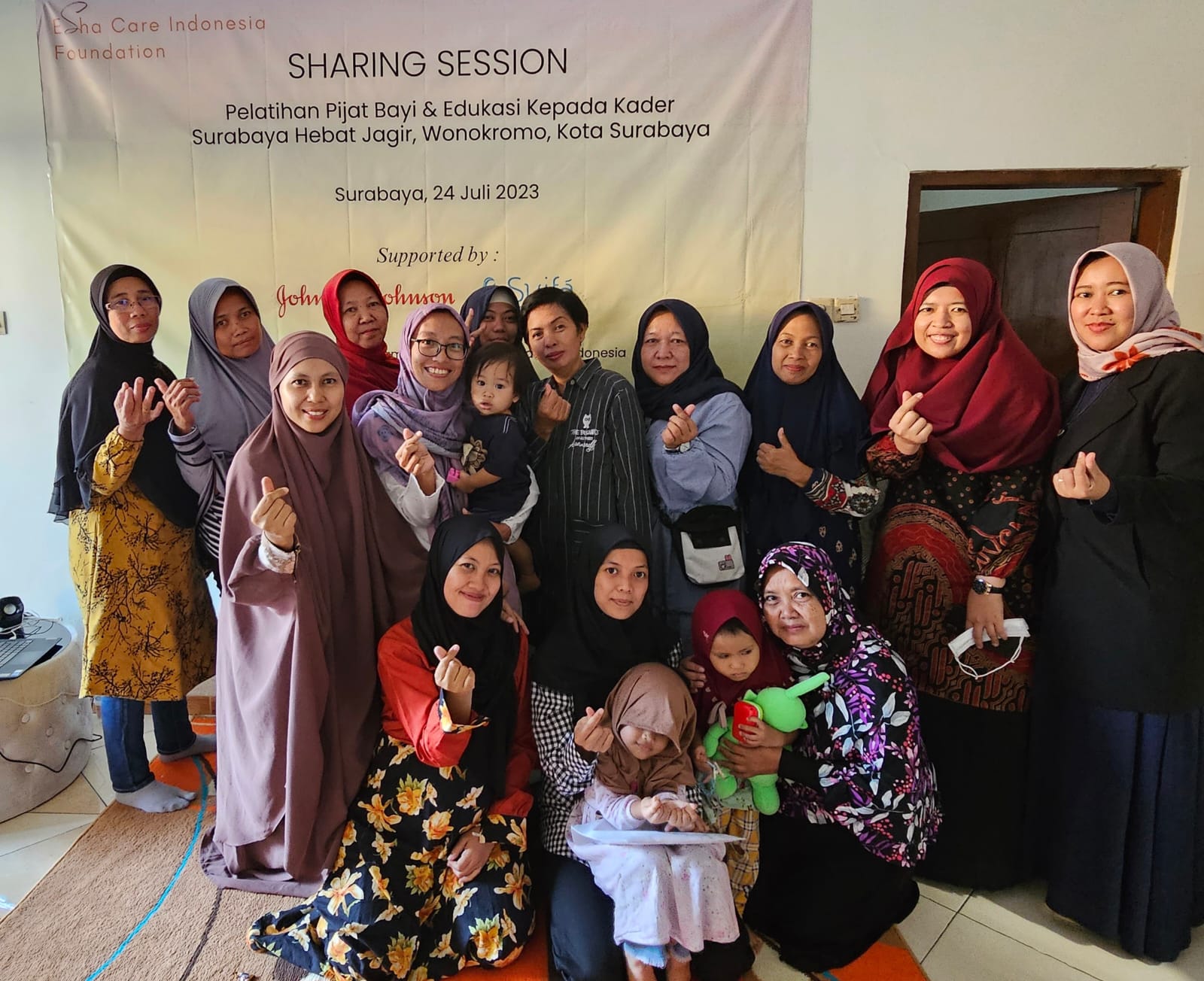 <p><strong>Fitriani Ketua yayasan Esha Care Indonesia (tengah).</strong></p>