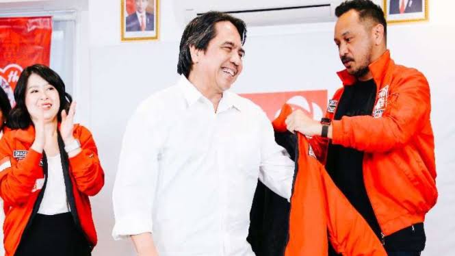 <p><strong>Kader Partai Solidaritas Indonesia (PSI) Ade Armando (baju putih).</strong></p>