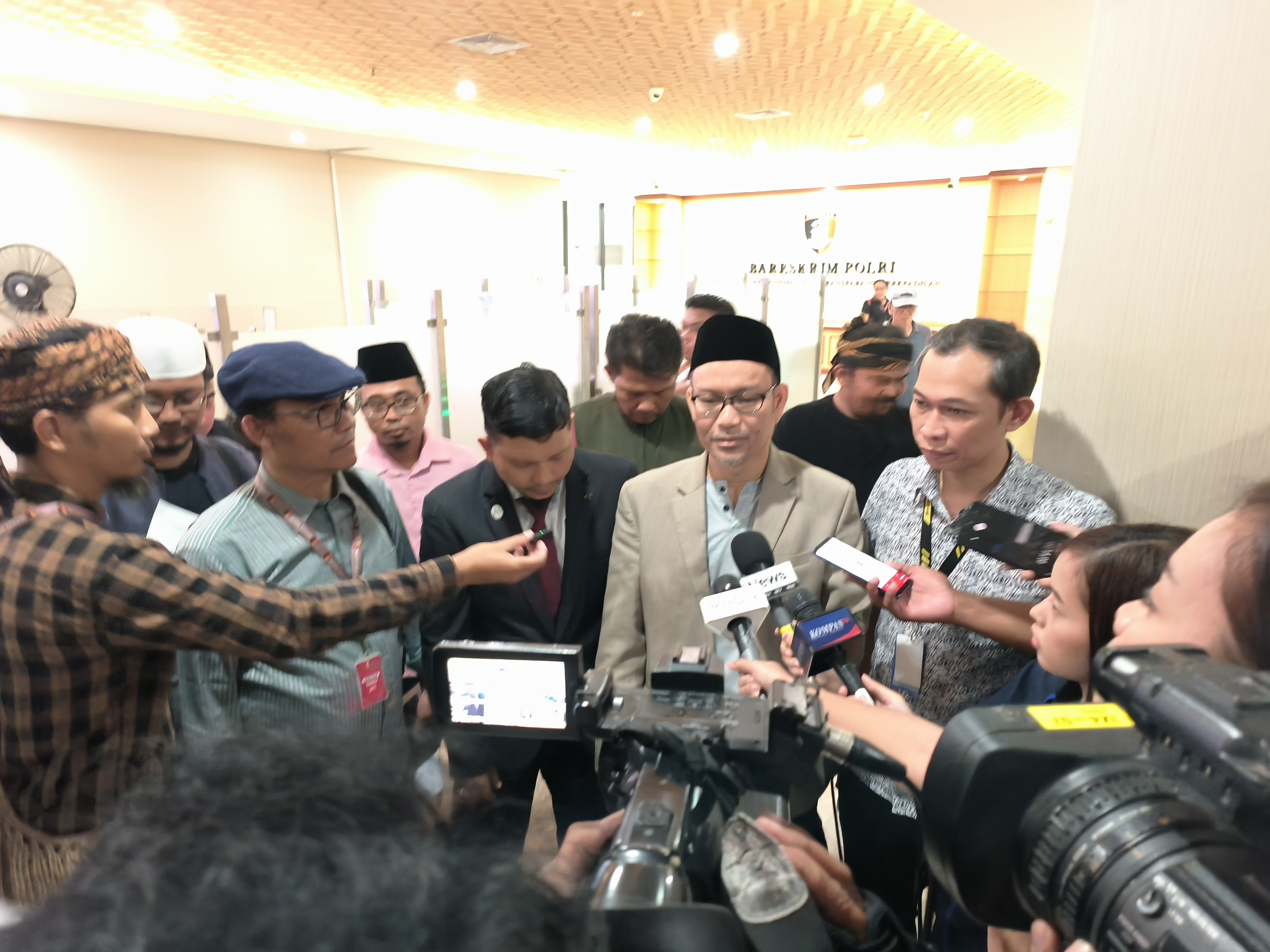 <p><span style="text-align: justify;">Ketua Lembaga Advokasi Umat "Anshorullah" Anton Minardi usai mendampingi para korban Islam Jamaah untuk melaporkan di Bareskrim, Jumat (7/7/2023).</span></p>