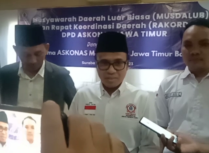 <p><strong>Ketua Demisioner Askonas Ir Supai M Noor (tengah).</strong></p>