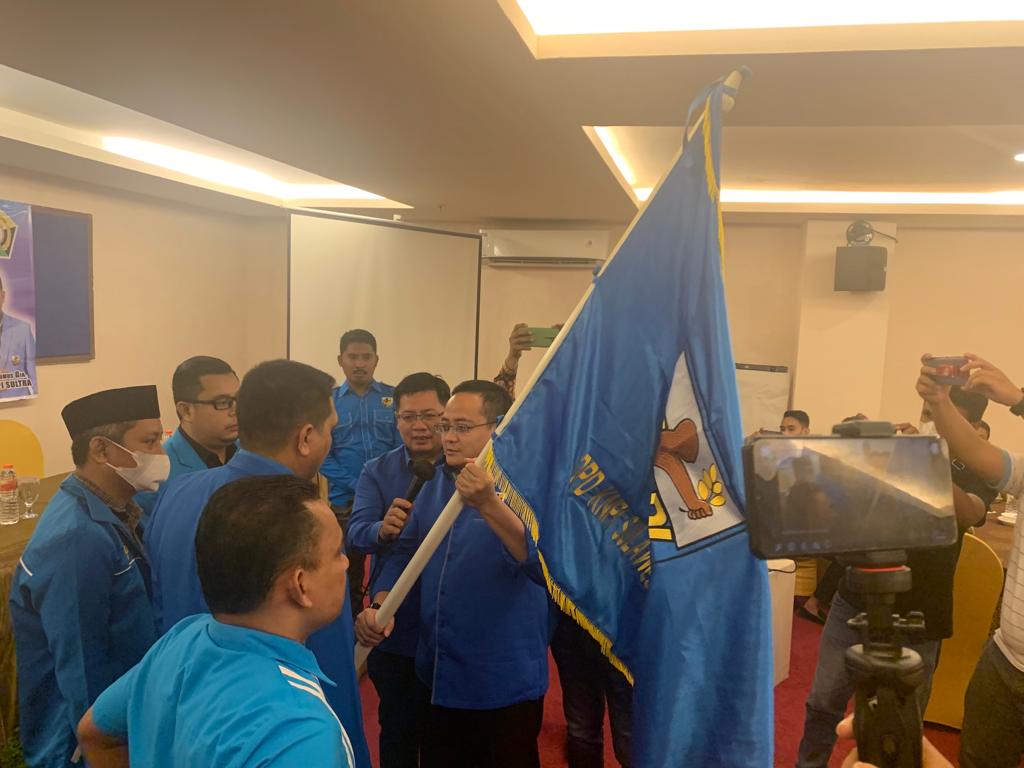 Ketum KNPI Andreas Nandiwardhana saat melantik Ketua DPD KNPI Sultra.