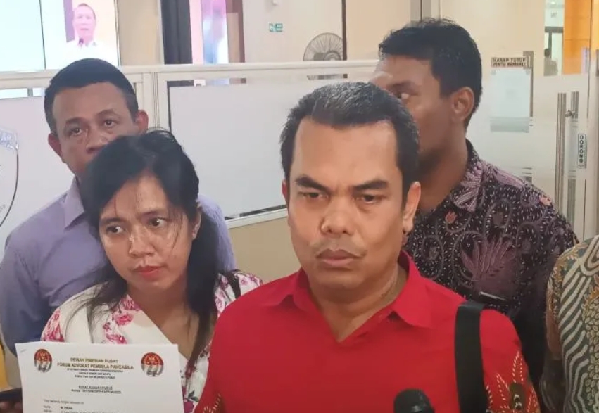 <p><span style="text-align: justify;">Ihsan Tanjung dari Dewan Pimpinan Pusat Forum Advokat Pembela Pancasila (DPP FAPP), usai melaporkan Panji Gumilang di Bareskrim Polri, Jumat (23/6/2023).</span></p>